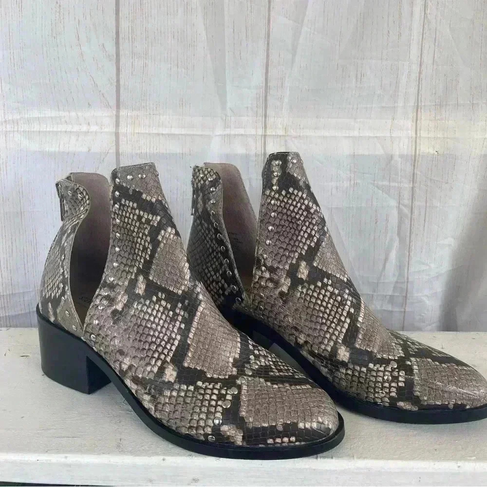 Steve Madden Casino Natural Snake Studded Boots Size 9 - Picture 1 of 10